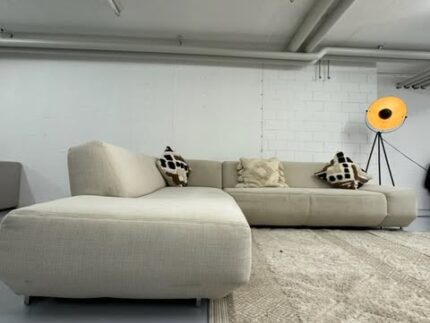 Beige L-Sofa 5 Personen sitzen .