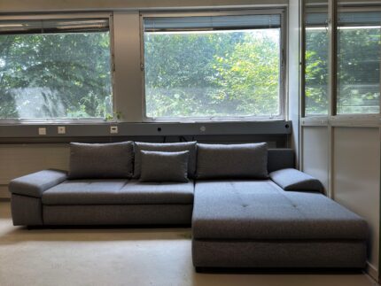 Graues Schlafsofa, Ecksofa mit Stauraum