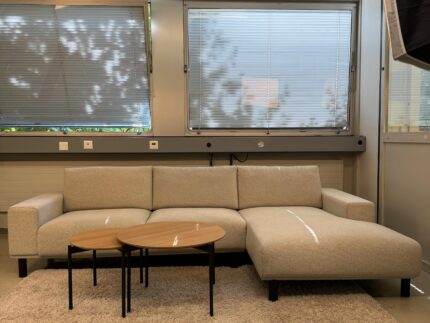 Gemütliches Ecksofa in Beige mit kostenloser Lieferung