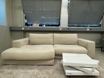 Schönes beiges Ecksofa mit kostenloser Lieferung