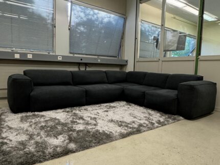 Großes Ecksofa in Dunkelgrau mit kostenloser Lieferung