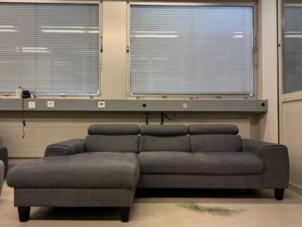 Ecksofa mit verstellbarer Kopfstรผtze