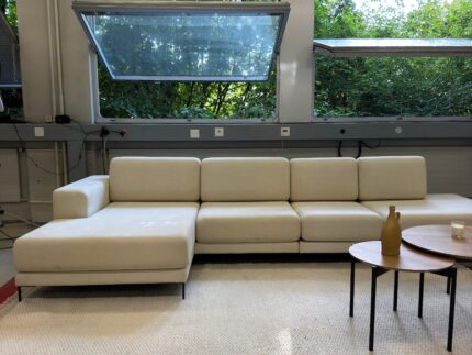 Elegantes und stilvolles Sofa von MYCS
