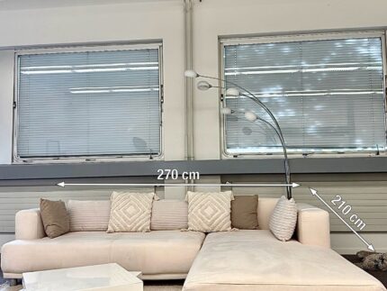 Alcantara Ecksofa in Creme mit Bettfunktion und allen Kissen