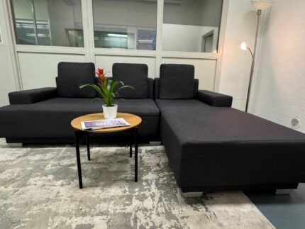 Bequemes schwarzes Ecksofa mit Bettfunktion