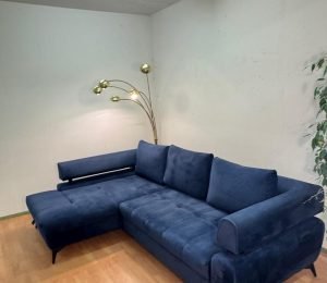 Neuwertiges Ecksofa in marineblauem Samt mit Bettfunktion – Occasion Sofa kaufen bei SofaLab