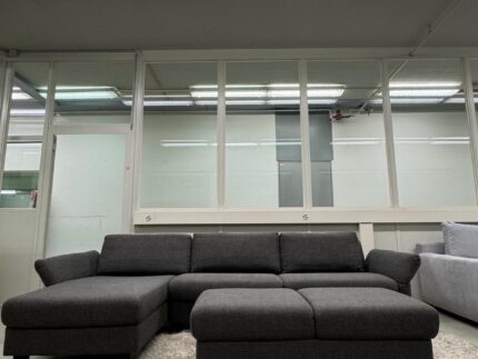 Schwarzes Ecksofa mit Nutte Ink. Lieferung