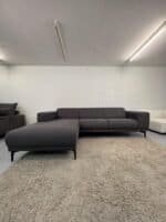 Neuwertiges Ecksofa in der Farbe Anchor Grey Ink. Lieferung – Occasion Sofa kaufen bei SofaLab
