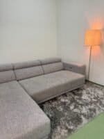Ecksofa mit verstellbaren Kissen und elektrischer Bettfunktion – Occasion Sofa kaufen bei SofaLab