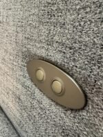 Ecksofa mit verstellbaren Kissen und elektrischer Bettfunktion – Occasion Sofa kaufen bei SofaLab
