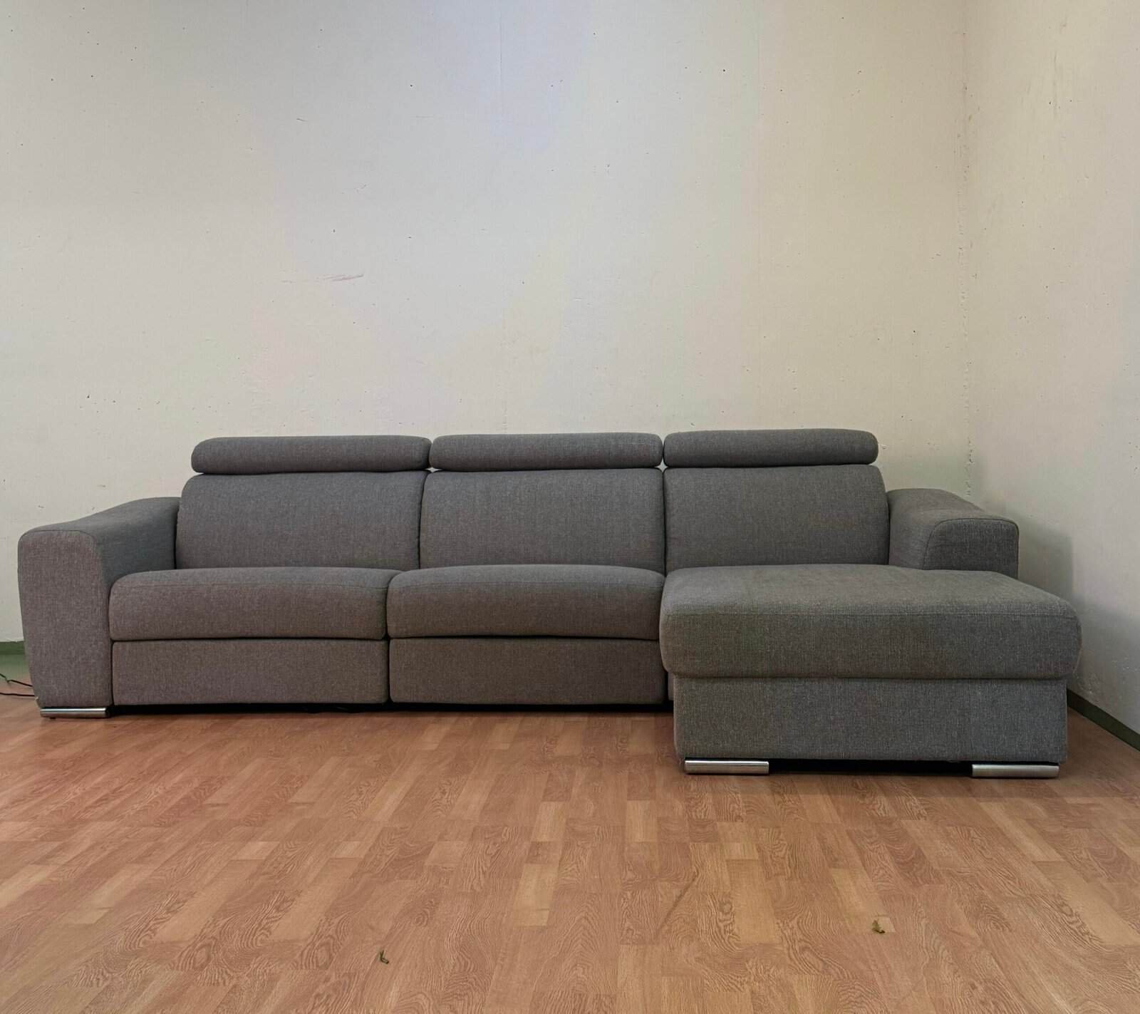 10d65a40-8265-4d45-8a68-09b3c02e2d9f Livique Ecksofa Dario Grau mit Relaxfunktion – Occasion Sofa kaufen bei SofaLab