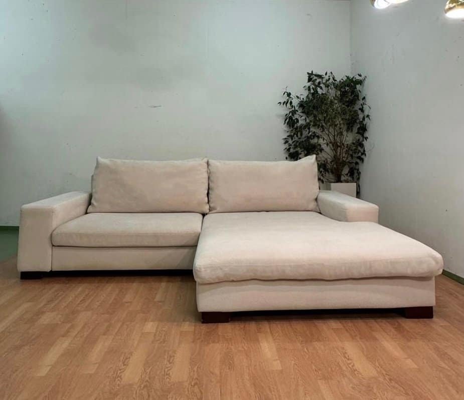 AE1CC652-A8DA-430B-9C17-590E47E1032D Beiges Ecksofa mit abwaschbaren Kissenbezügen – Occasion Sofa kaufen bei SofaLab