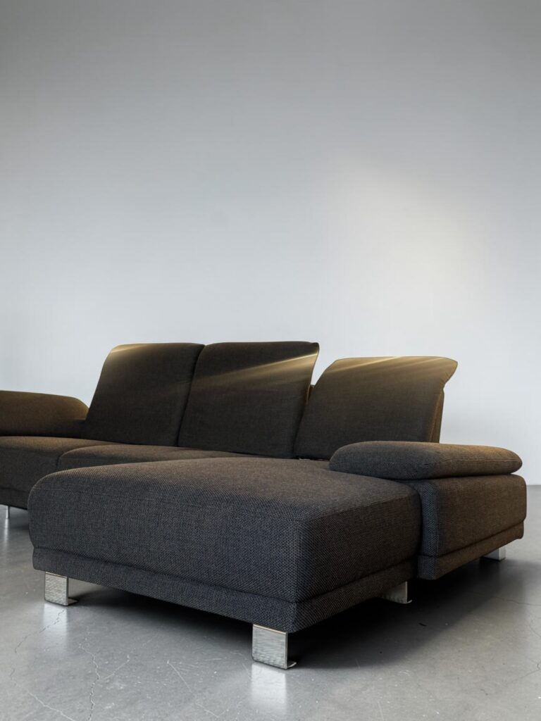 Corner Sofa Dark grey with adjustable seat cushions and armrests