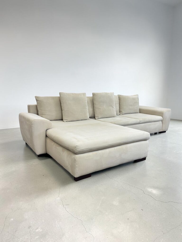 Beiges Ecksofa mit Bettfunktion und Stauraum