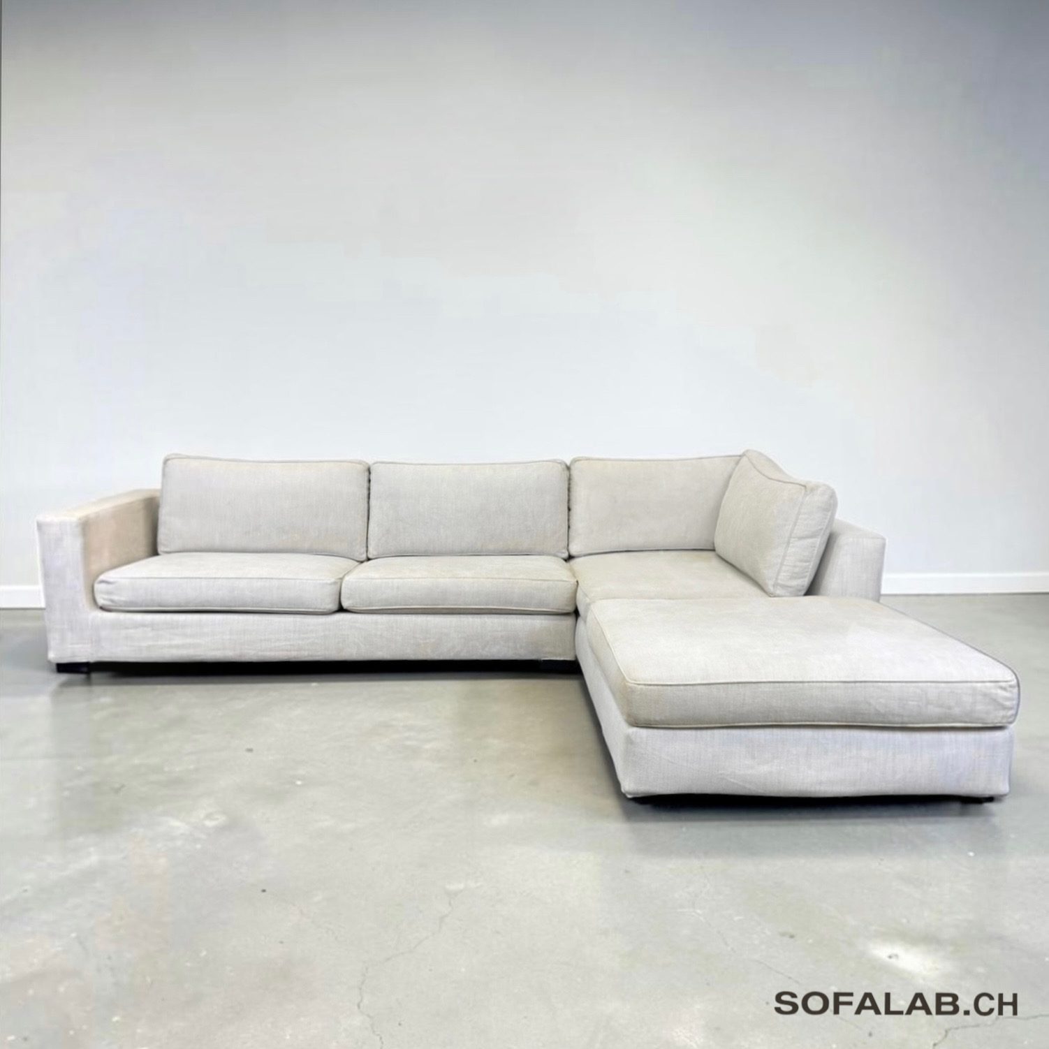 E4FEA6C1-8D93-4A2E-96DA-20A2532C13C5 BPA International Ecksofa aus Stoff, hellbeige Made in Italy – Occasion Sofa kaufen bei SofaLab