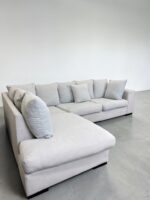 Ecksofa aus hellgrauem Stoff, inklusive aller Kissen - Image 7