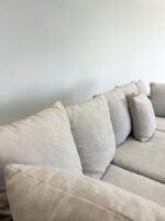 Ecksofa aus hellgrauem Stoff, inklusive aller Kissen - Image 5