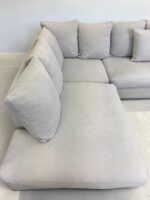 Ecksofa aus hellgrauem Stoff, inklusive aller Kissen - Image 3