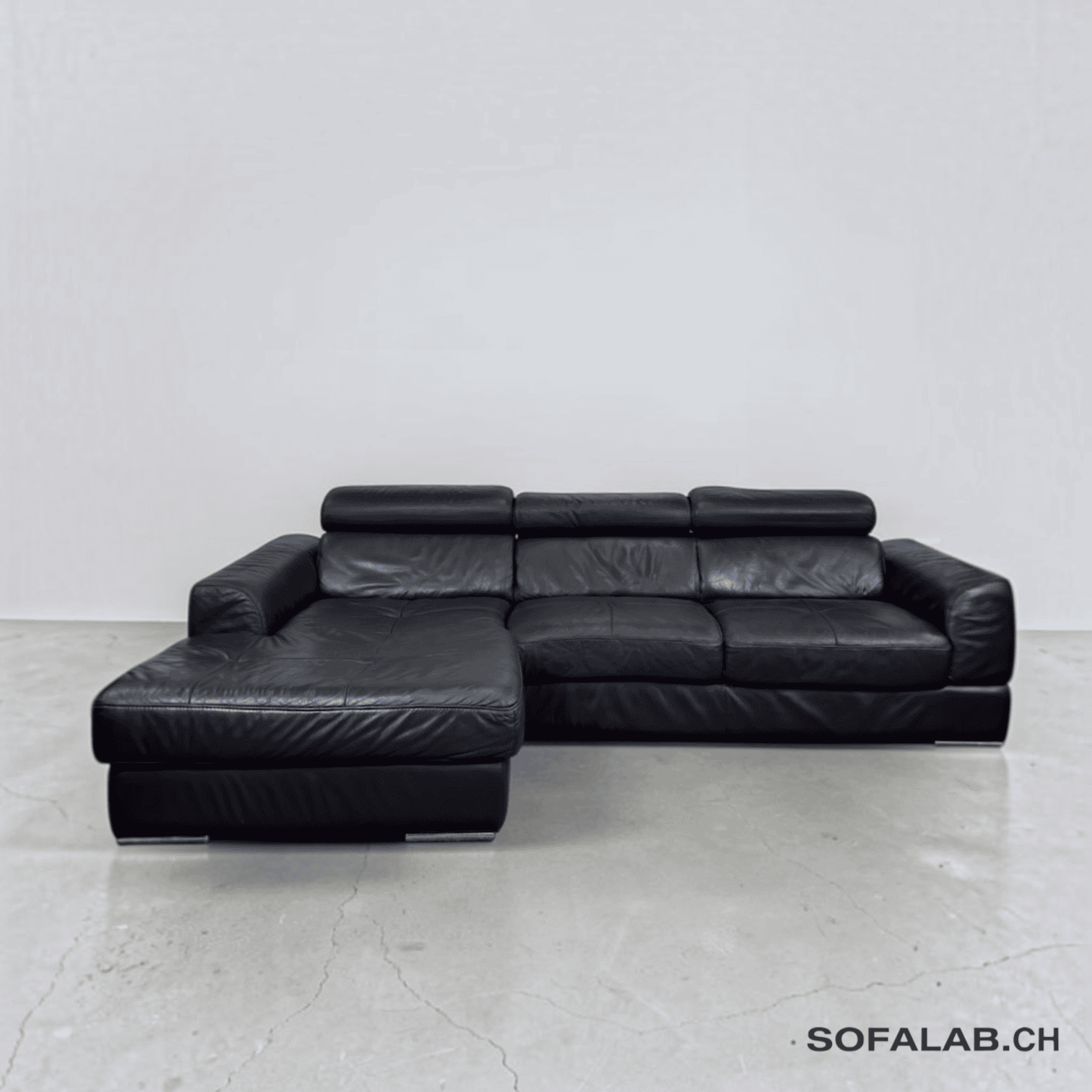 Photoroom_20260905_135214 Ecksofa aus schwarzem Echtleder mit verstellbaren Kissen – Occasion Sofa kaufen bei SofaLab