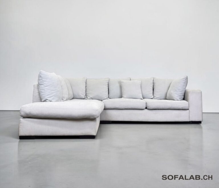 Ecksofa aus hellgrauem Stoff, inklusive aller Kissen – Occasion Sofa kaufen bei SofaLab