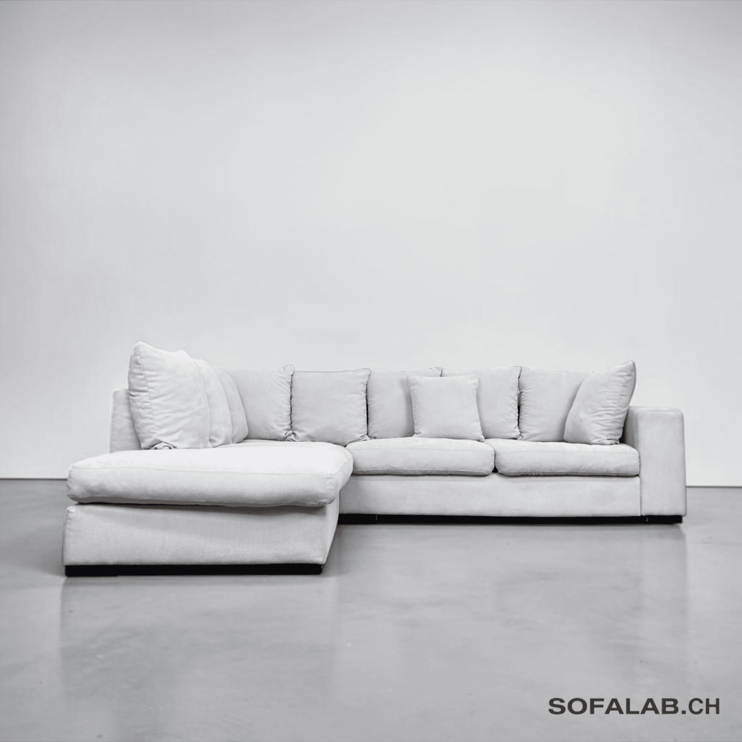 Photoroom_20260921_140851 Ecksofa aus hellgrauem Stoff, inklusive aller Kissen – Occasion Sofa kaufen bei SofaLab