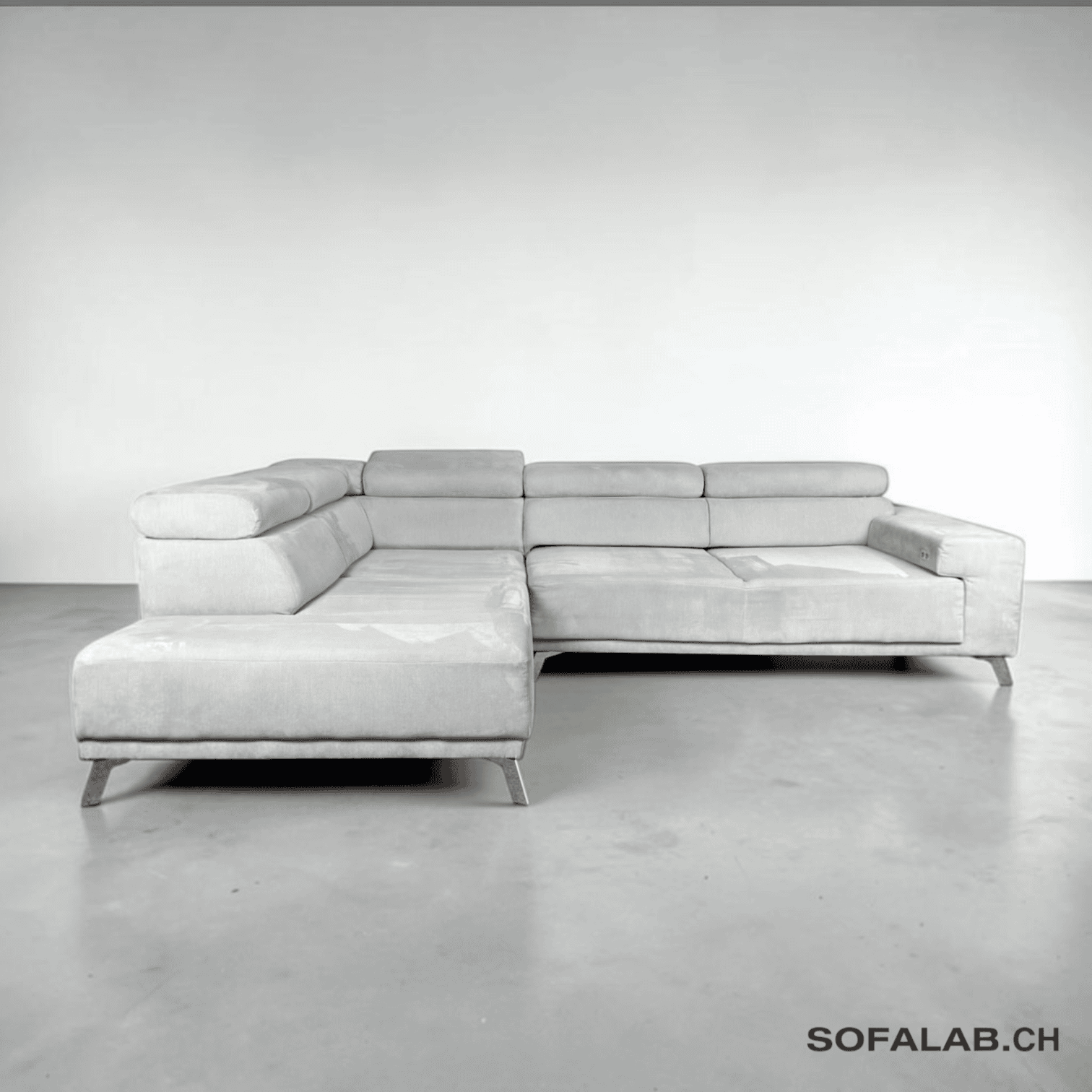 Photoroom_20260922_132009 Hellgraues Ecksofa aus Stoff mit elektrischer Schlaffunktion – Occasion Sofa kaufen bei SofaLab