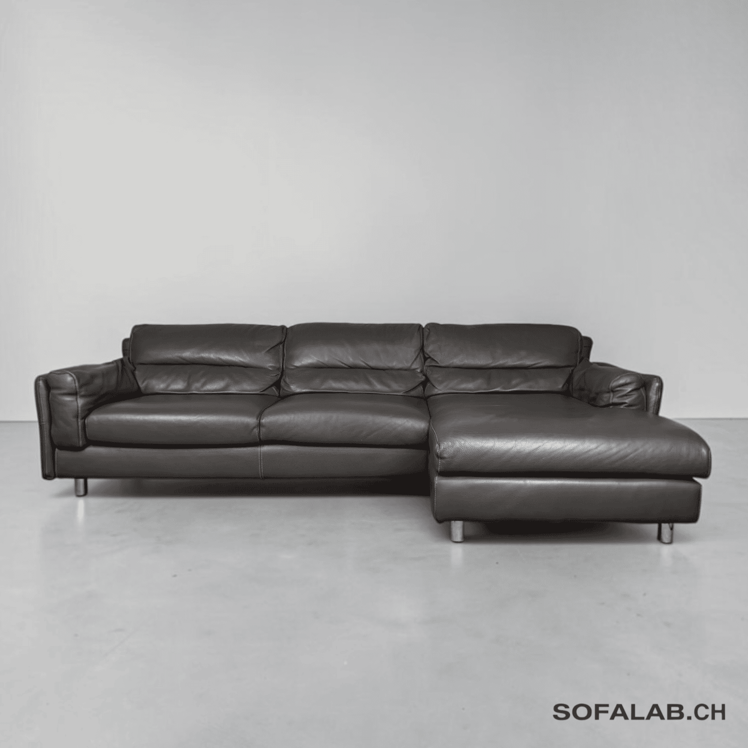 Photoroom_20260924_120111 Ecksofa Anchor, Grau, echtes Nubukleder – Occasion Sofa kaufen bei SofaLab