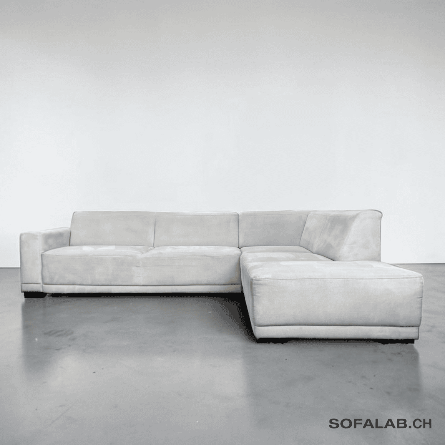 Photoroom_20260928_200606 Ecksofa Creme-Beige aus Alcantara – Occasion Sofa kaufen bei SofaLab