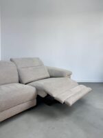 Ecksofa aus hellgrauem Stoff mit elektrischer Relaxfunktion – Bild 15