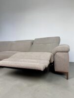 Ecksofa aus hellgrauem Stoff mit elektrischer Relaxfunktion – Bild 16