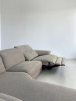 Ecksofa aus hellgrauem Stoff mit elektrischer Relaxfunktion – Bild 13