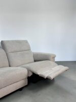 Ecksofa aus hellgrauem Stoff mit elektrischer Relaxfunktion – Bild 12