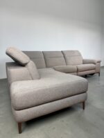 Ecksofa aus hellgrauem Stoff mit elektrischer Relaxfunktion – Bild 8