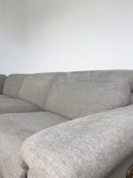 Ecksofa aus hellgrauem Stoff mit elektrischer Relaxfunktion – Bild 4