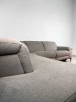 Ecksofa aus hellgrauem Stoff mit elektrischer Relaxfunktion – Bild 2