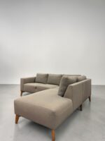 Ecksofa aus olivgrünem Stoff mit Holzfüssen - Image 8