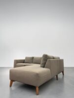 Ecksofa aus olivgrünem Stoff mit Holzfüssen - Image 6