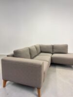 Ecksofa aus olivgrünem Stoff mit Holzfüssen - Image 5