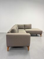 Ecksofa aus olivgrünem Stoff mit Holzfüssen - Image 4