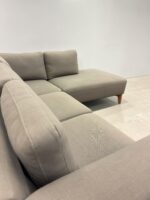Ecksofa aus olivgrünem Stoff mit Holzfüssen - Image 3