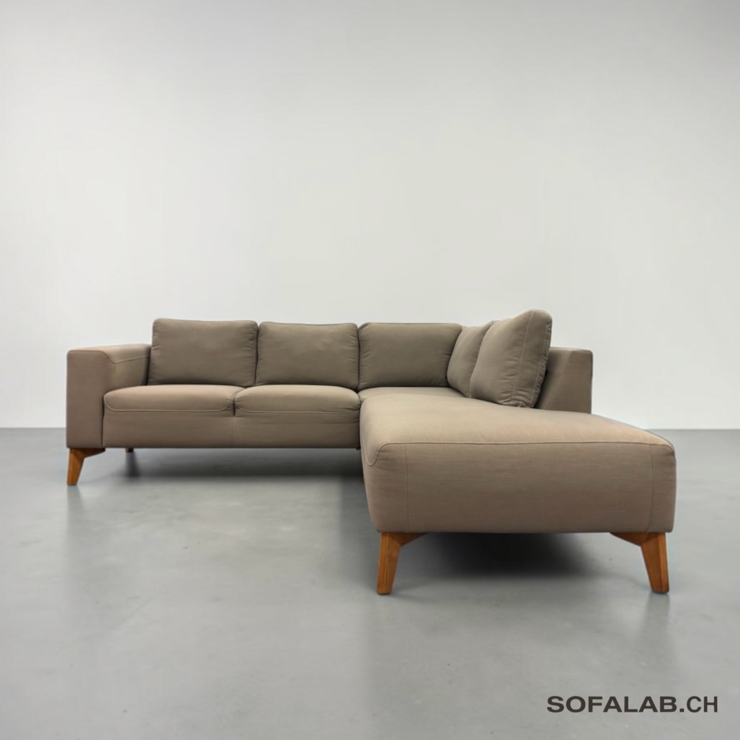 Photoroom_20261007_134142 Ecksofa aus olivgrünem Stoff mit Holzfüssen – Occasion Sofa kaufen bei SofaLab