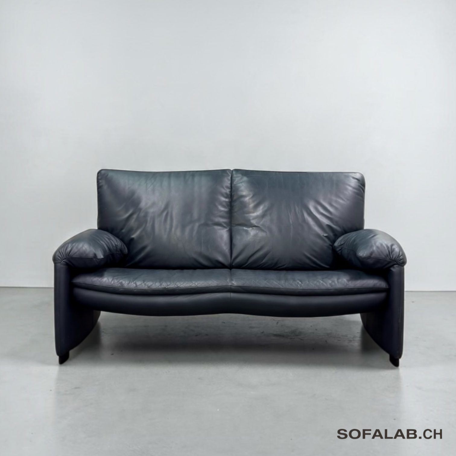Photoroom_20261012_144631 Leolux Bora 2-Sitzer-Sofa, marineblaues Echtleder – Occasion Sofa kaufen bei SofaLab