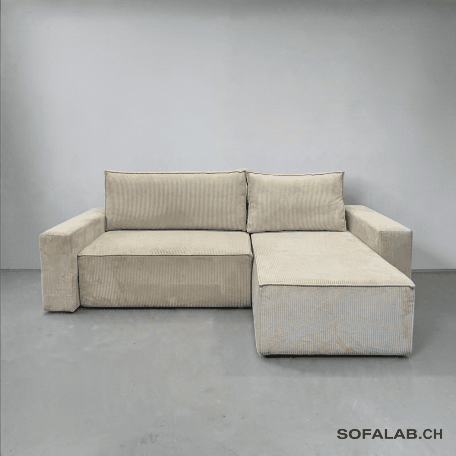 Photoroom_20261014_183305 Ecksofa Hellbeige Cordstoff mit Schlaffunktion – Occasion Sofa kaufen bei SofaLab
